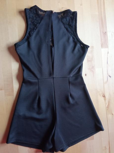 Krátký černý overal, 34