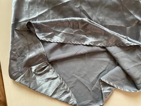 Nové šaty s korálky, zatáhlé nitě, vel xl, ax pari, xl