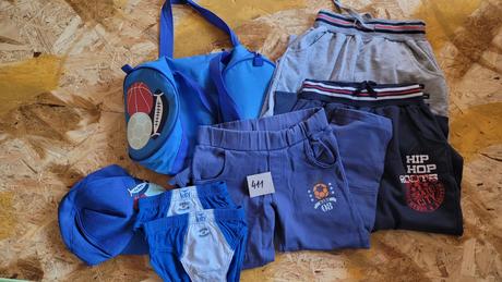 Tepláky, kšiltovka, sportovní taška a slipy, 104–116