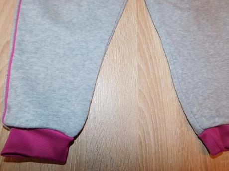 Dívčí tepláky, 104