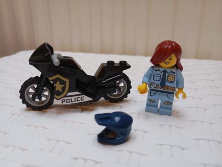 Lego policistka s motorkou, 