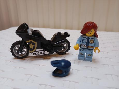 Lego policistka s motorkou,