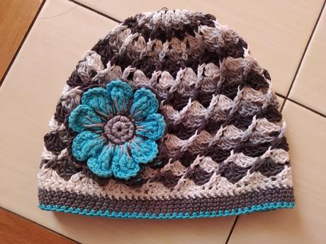 Dívčí háčkovaná čepice,