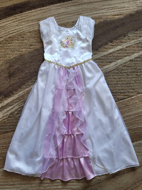 Na vlásku karnevalové šaty z usa,