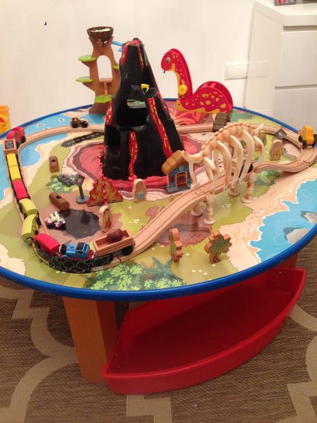 Kidkraft vláčkodráha se stolem - dinosauři, 