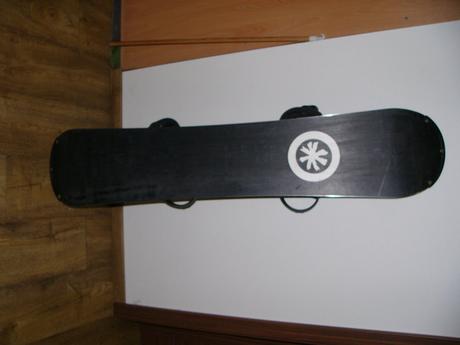 Pěkný používaný snowboard, délka 137, 130-139 cm
