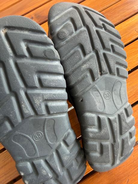 Černé pantofle, 33