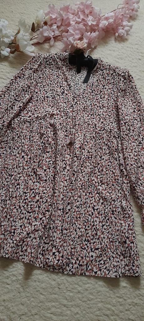 Vzorované krátké šaty s dlouhými rukávy, l