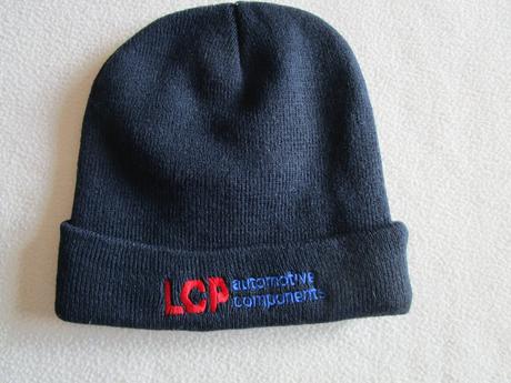 Pěkná černá čepice s nápisem, jako dámská i pánská,