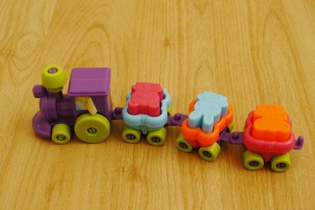 Plastovy vlacek s vagonky,