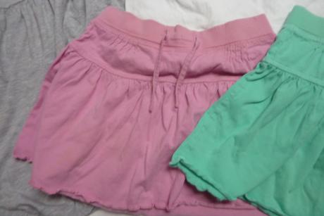Šaty + 2x sukně + 2x tričko vel. 128, 122–134