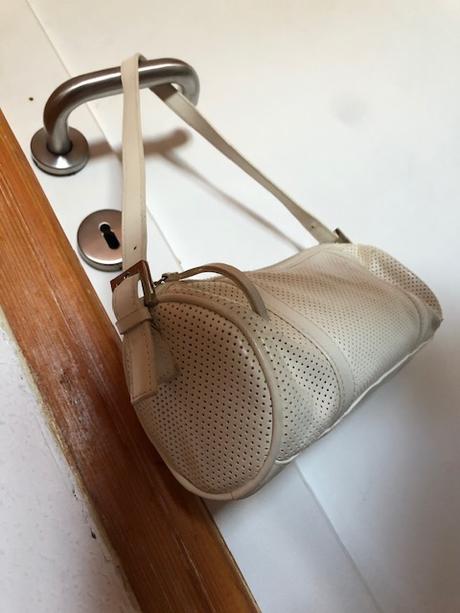 Mala bila kulata kabelka dirkovana mango, mango