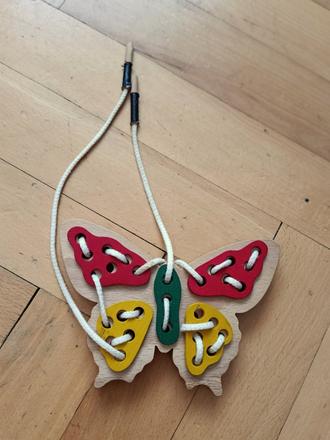 Motýl na provlékání,