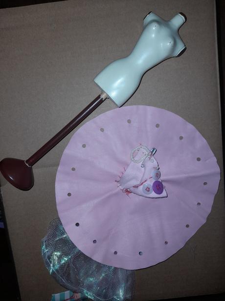 Stojan pro švadlenku, švadlenka, šaty na barbie, 