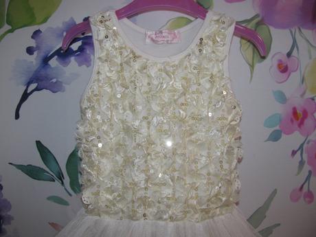 Smetanově bílé pružné šaty s tutu sukní, 98