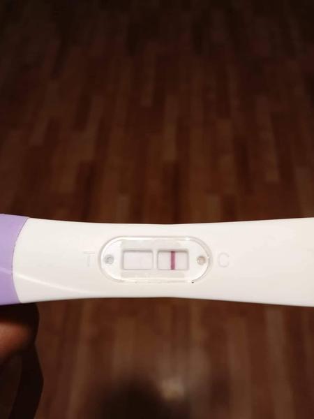 Slabá čárka na testu: Může to znamenat těhotenství?