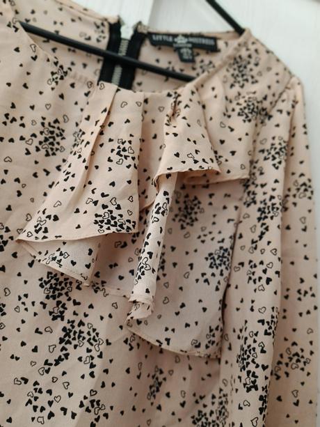 Béžová halenka, 36