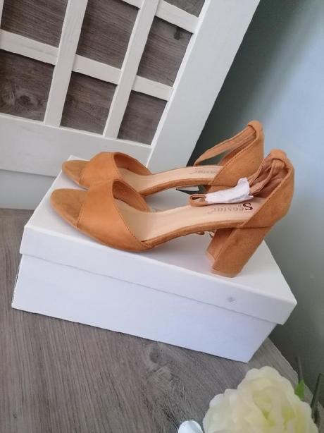 Hořčicové sandály, 36