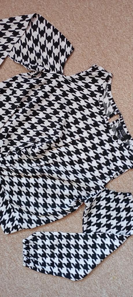 Crop top zn."page one young" vel."134-140", 134