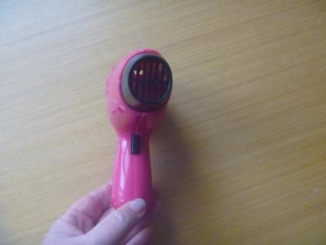 Tmavě růžový plastový fén značky barbie, 