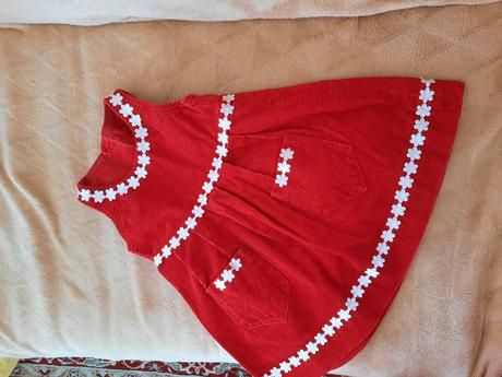 Manšestrové šaty s květinami, 98