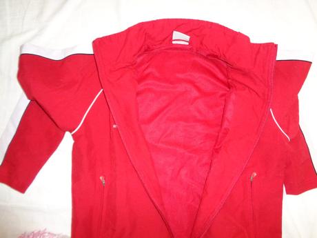 Pěkná červenobílá sportovní bunda jako, 152