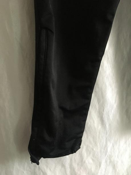 Vel. 152 černé tepláky s kapsami a tkanicí, 152