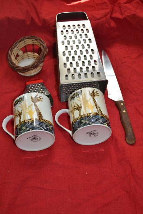 Kuchyňské retro potřeby,struhadlo,hrnky,nůž,