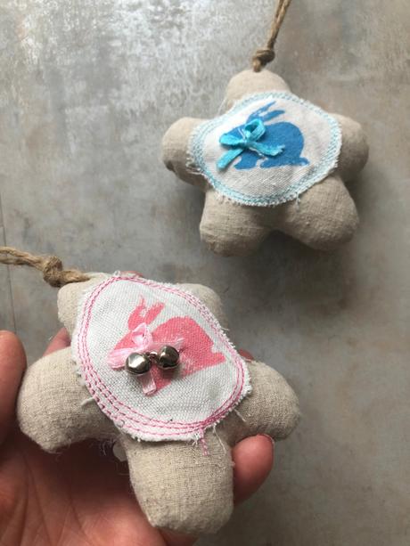 2ks jaro vintage dekorace zajíc růžová modrá látka, 