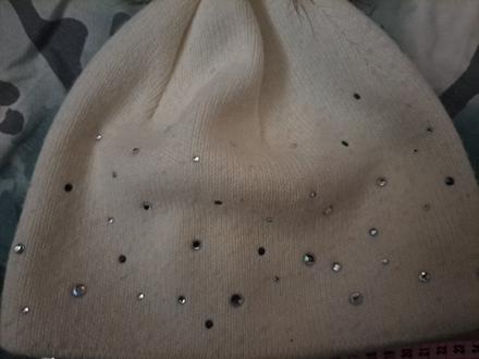 Čepice s bambulí a kamínky, 