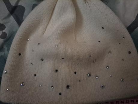 Čepice s bambulí a kamínky, 