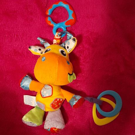 První hračka žirafka žlutá nádherná,