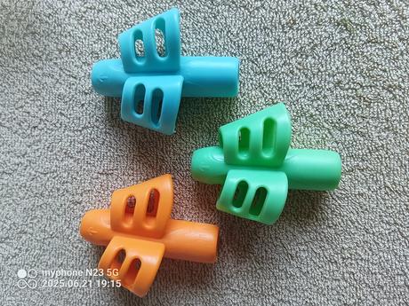 Pomůcky na správné držení tužky,