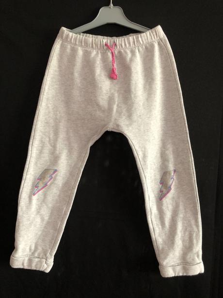 Šedé tepláky s blesky, 110