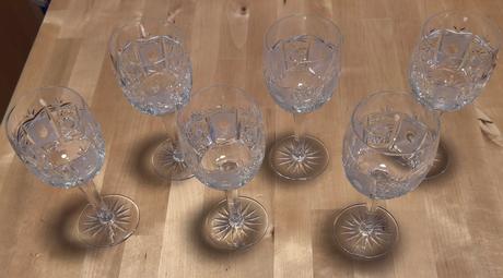 Šest broušených sklenic z křišťálu na víno, 