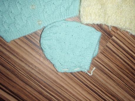 Dva pletené svetry a čepka, 68