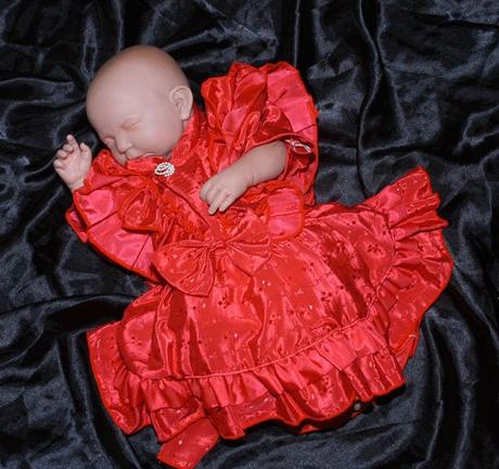 Červené slavnostní volánkové šaty, 68