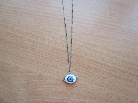 Zajímavý řetízek na krk s přívěškem, jako nový,