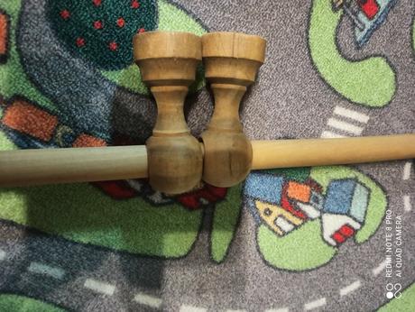 Garnýžová tyč a stropní světlo,