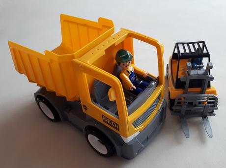 Nákladní auto/sklápěčka a vysokozdvižný vozík,