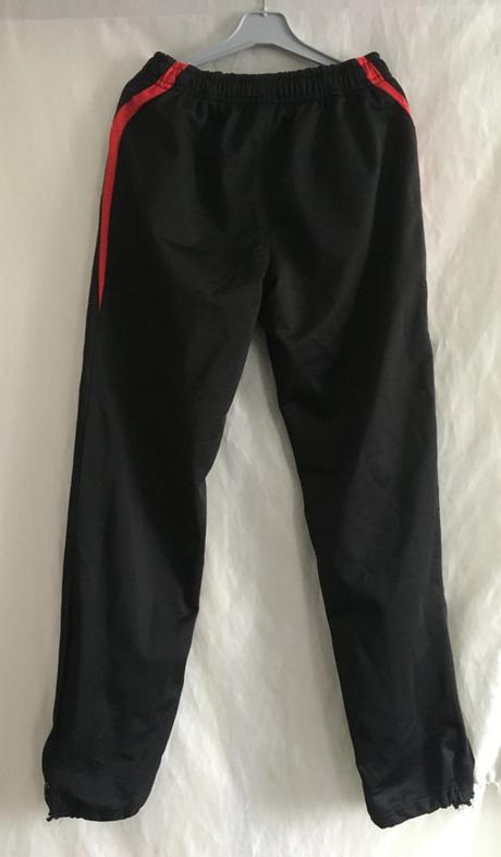 Vel. 152 černé tepláky s kapsami a tkanicí, 152