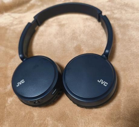 Modrá bezdrátová sluchátka jvc ha-s35bt,