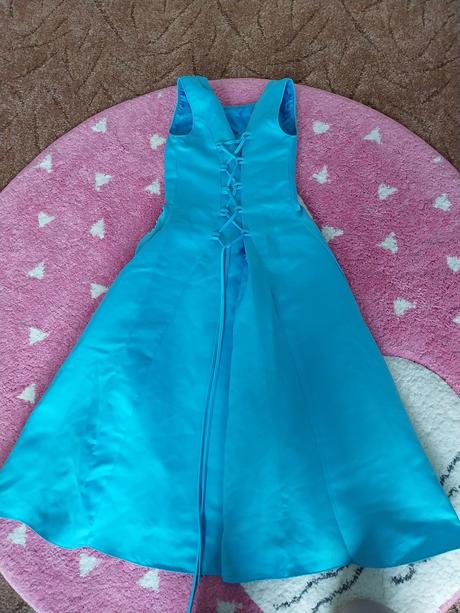 Modré šaty na šněrování., 134