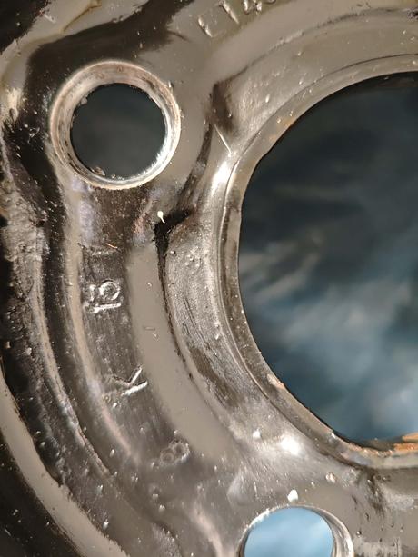 Sada 4 ocelových disků včetně 4 zimních pneumatik, 