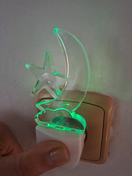 Noční led světlo do zásuvky se světelným senzorem,