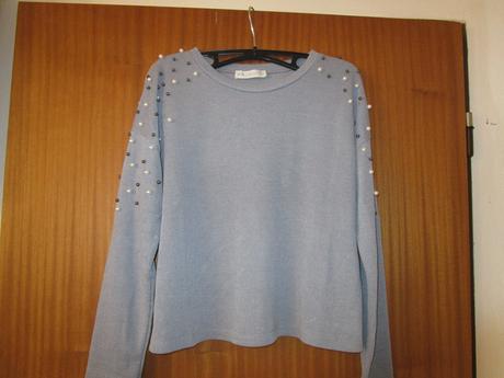 Pěkný šedý svetr s našitými perličkami, vel. 36-38, s