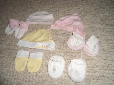 3x čepička, 3x capáčky, 1x rukavičky, 62