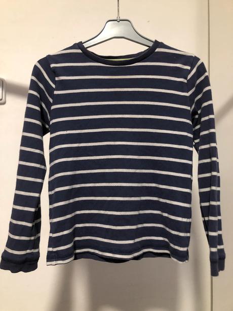 Šedé triko s proužky, 122