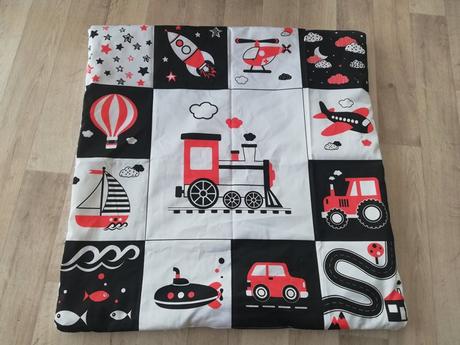 Kontrastní deka do kočárku plus hračky, 