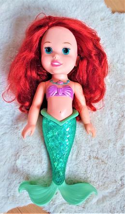 Velká panenka ariel zpívající, mluvící,